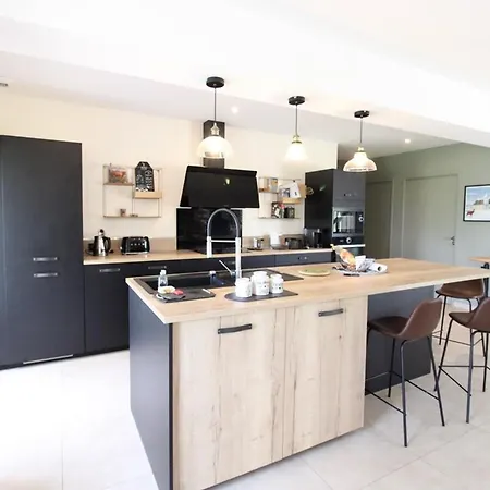 Semesterbostad Maison Renovee Avec Wifi Et Parking, Au Coeur Des Volcans D'auvergne - Fr-1-742-615